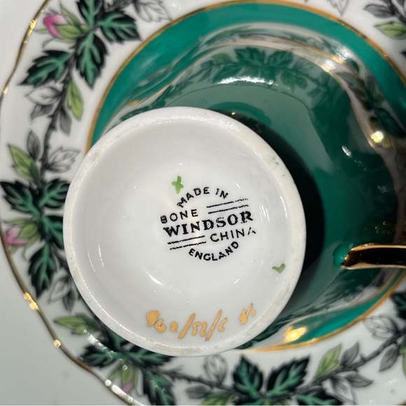 🎈2/$30 - WINDSOR TEACUP & SAUCER. Bone china. Green floral & gold leaf. England - Picture 4 of 8